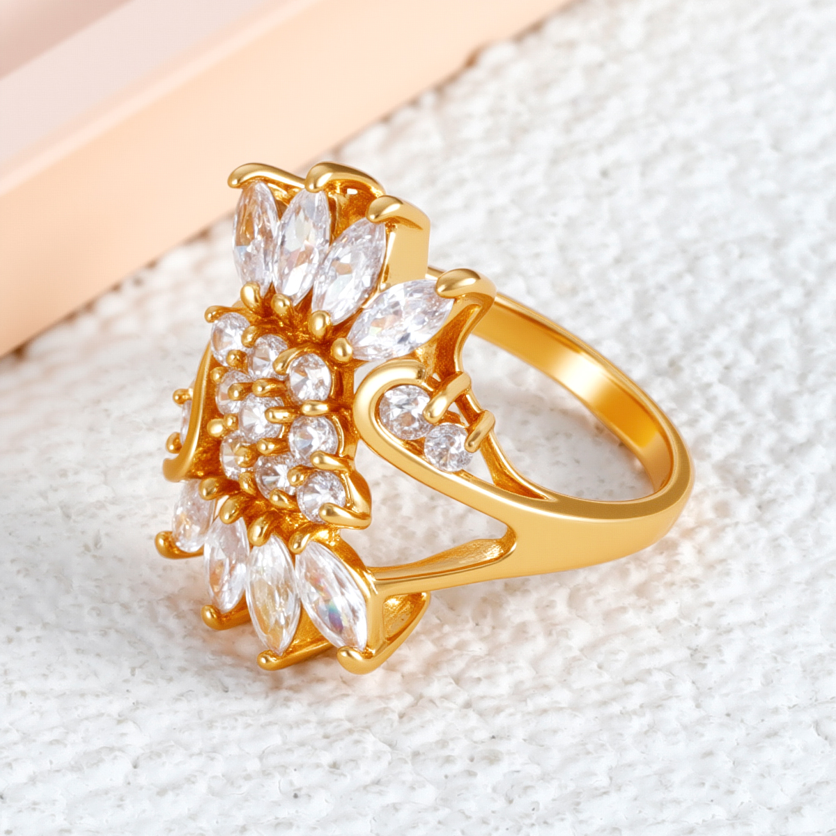 18k 金方晶鋯石扇形環(huán)狀戒指